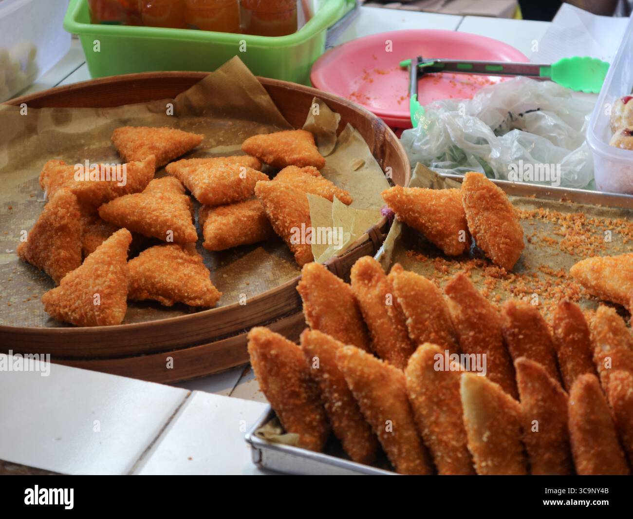 Samosa su vassoio in rattan e teglia da forno pronta per essere venduta Foto Stock