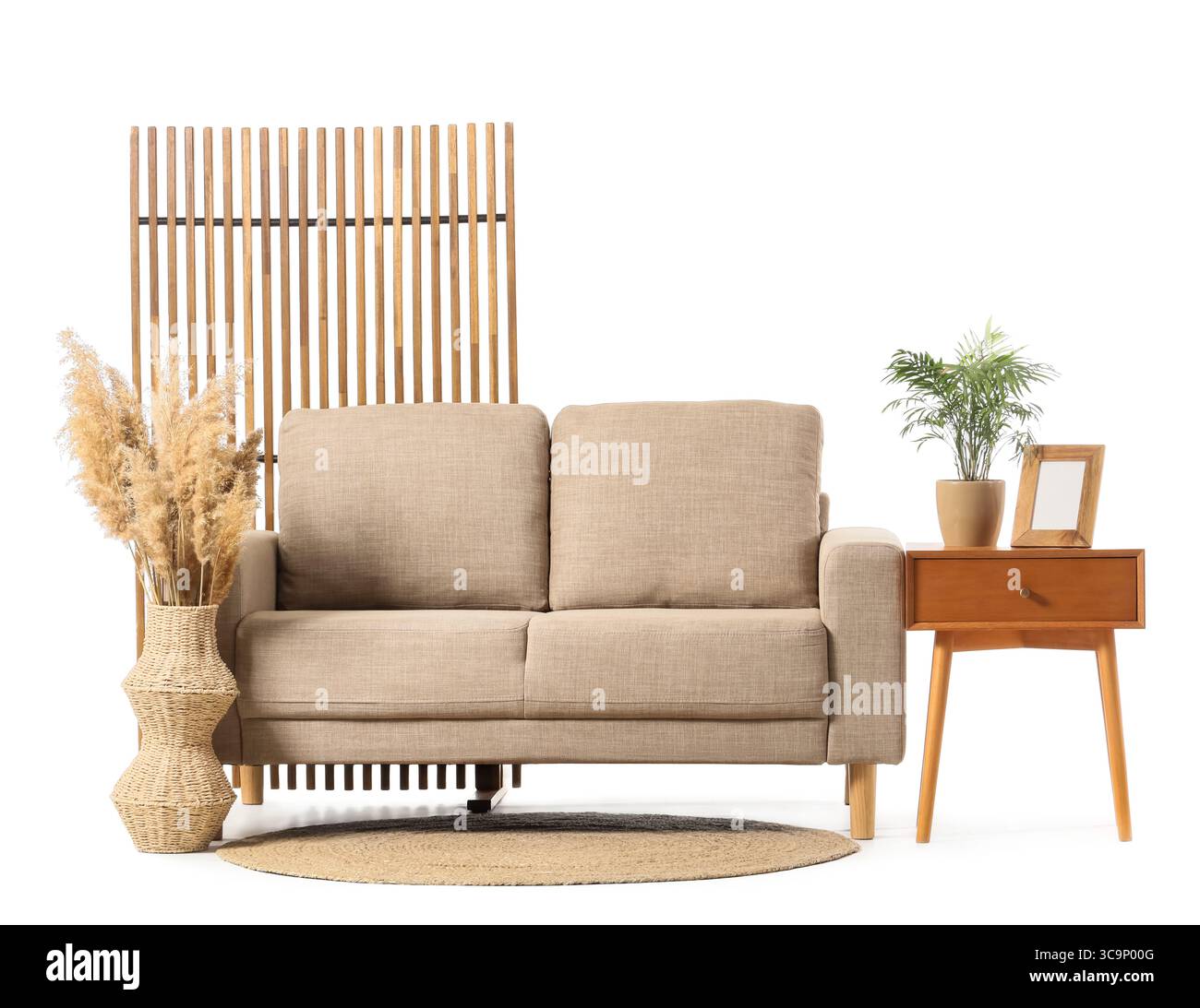 Moderno divano beige, schermo pieghevole e tavolo isolato su sfondo bianco Foto Stock