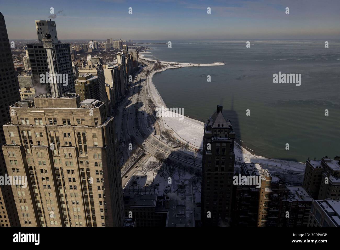 3 marzo 2023: Vista su North DuSable Lake Shore Drive e sull'acqua aperta sul lago Michigan il 31 gennaio 2023, da 875 N. Michigan Ave., l'edificio precedentemente noto come John Hancock Center. (Immagine di credito: © Brian Cassella/Chicago Tribune via ZUMA Press Wire) Foto Stock