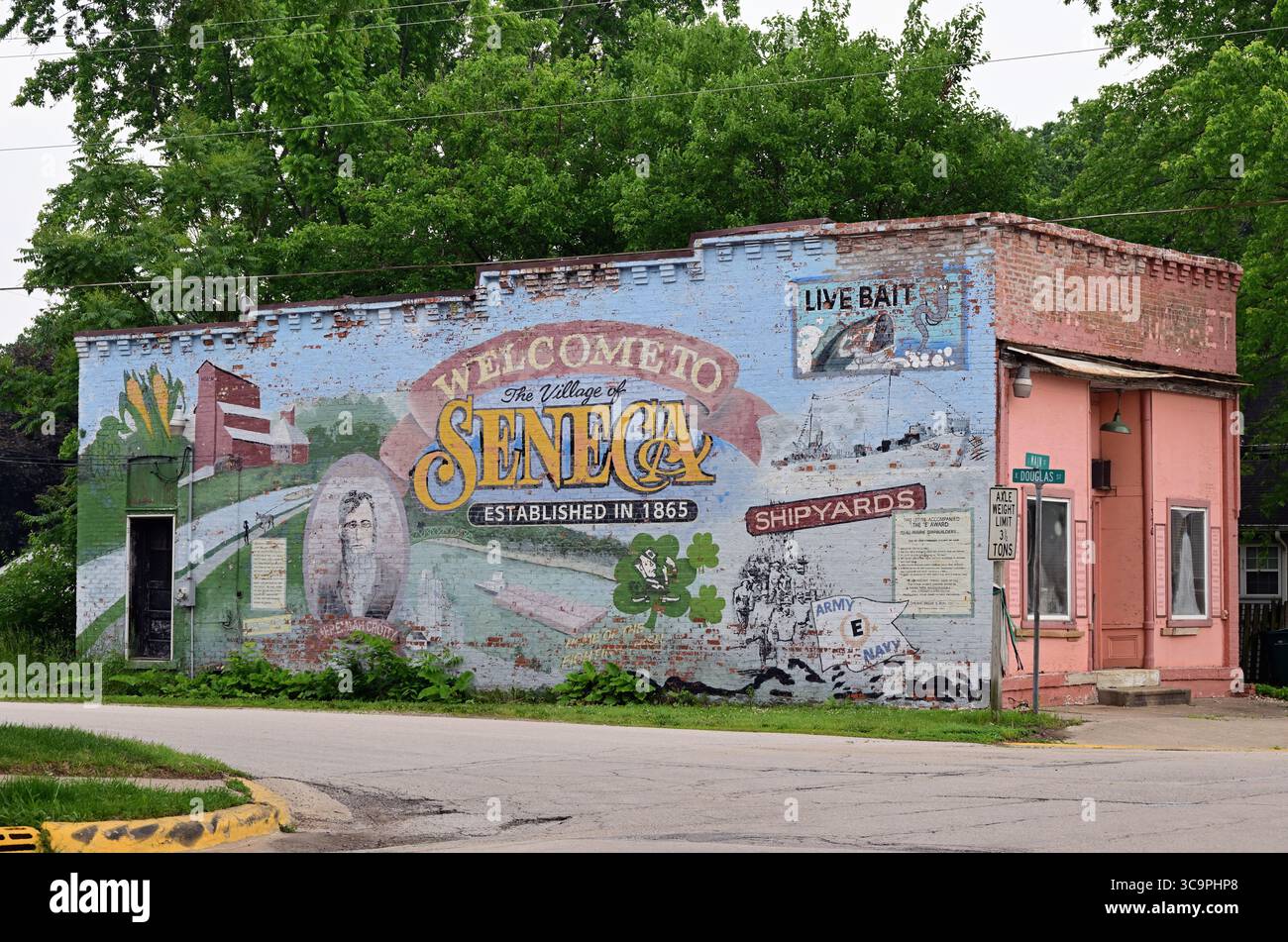 Seneca, Illinois, Stati Uniti. Un murale dipinto sul lato di un edificio accoglie i visitatori della comunità e mostra alcuni dei suoi legami degni di nota. Foto Stock
