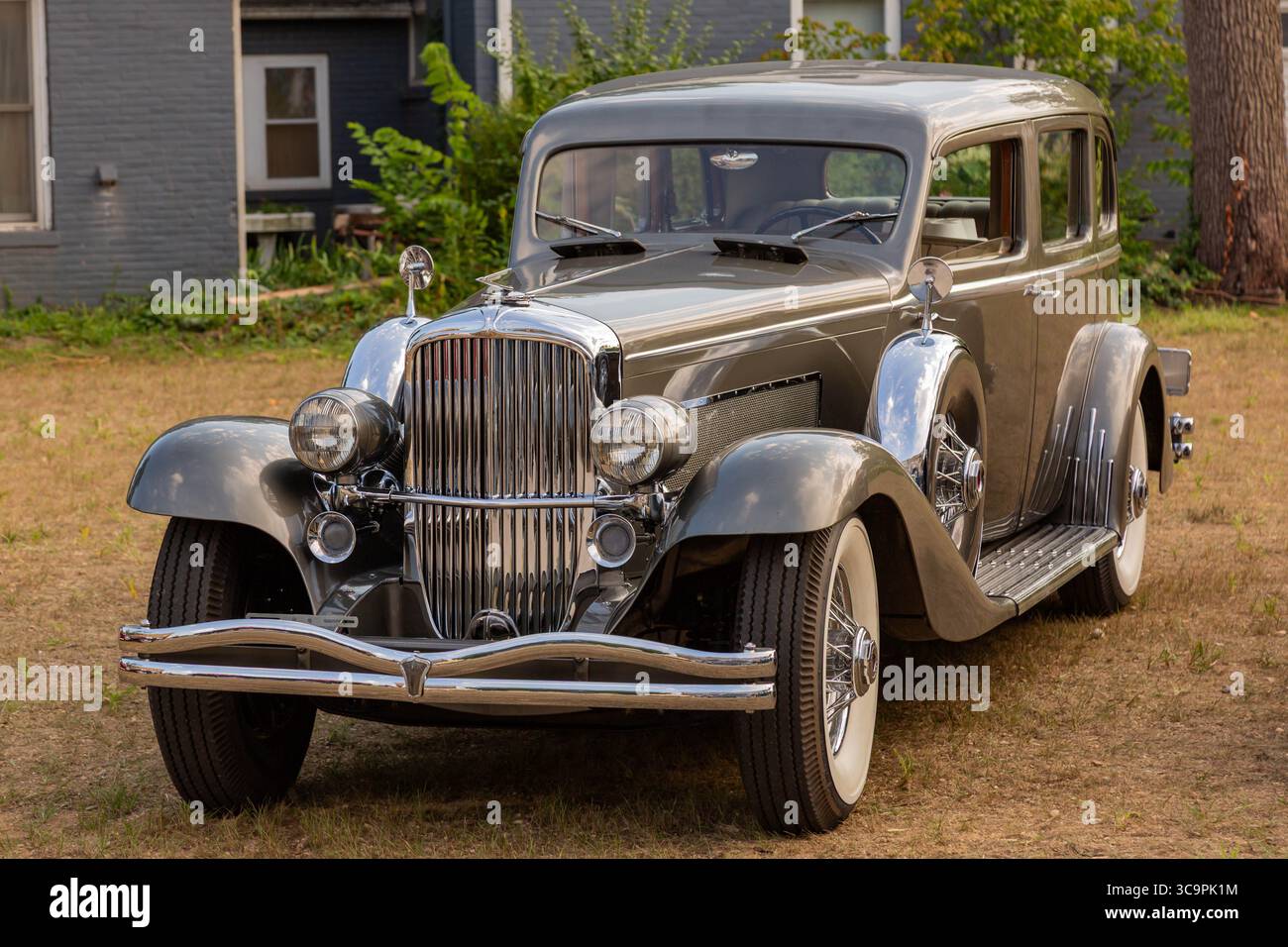 Una Duesenberg Model J del 1934 parcheggiata nell'erba di Auburn, Indiana, USA. Foto Stock