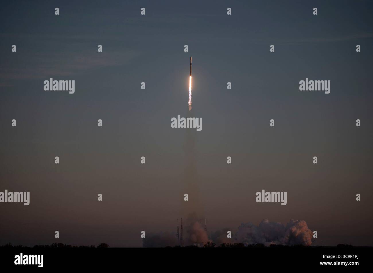 18 gennaio 2023, Cape Canaveral, Florida, Stati Uniti d'America: Un razzo Falcon 9 SpaceX che trasporta il carico utile GPS III SV-06 esplode nel cielo della mattina presto dal Lunch Pad 40 alla Cape Canaveral Space Force Station, 18 gennaio 2023 a Cape Canaveral, Florida. Il razzo senza equipaggio sta trasportando il prossimo Global Positioning System generale. (Immagine di credito: © Joshua conti/Ussf/Planet Pix via ZUMA Press Wire) Foto Stock