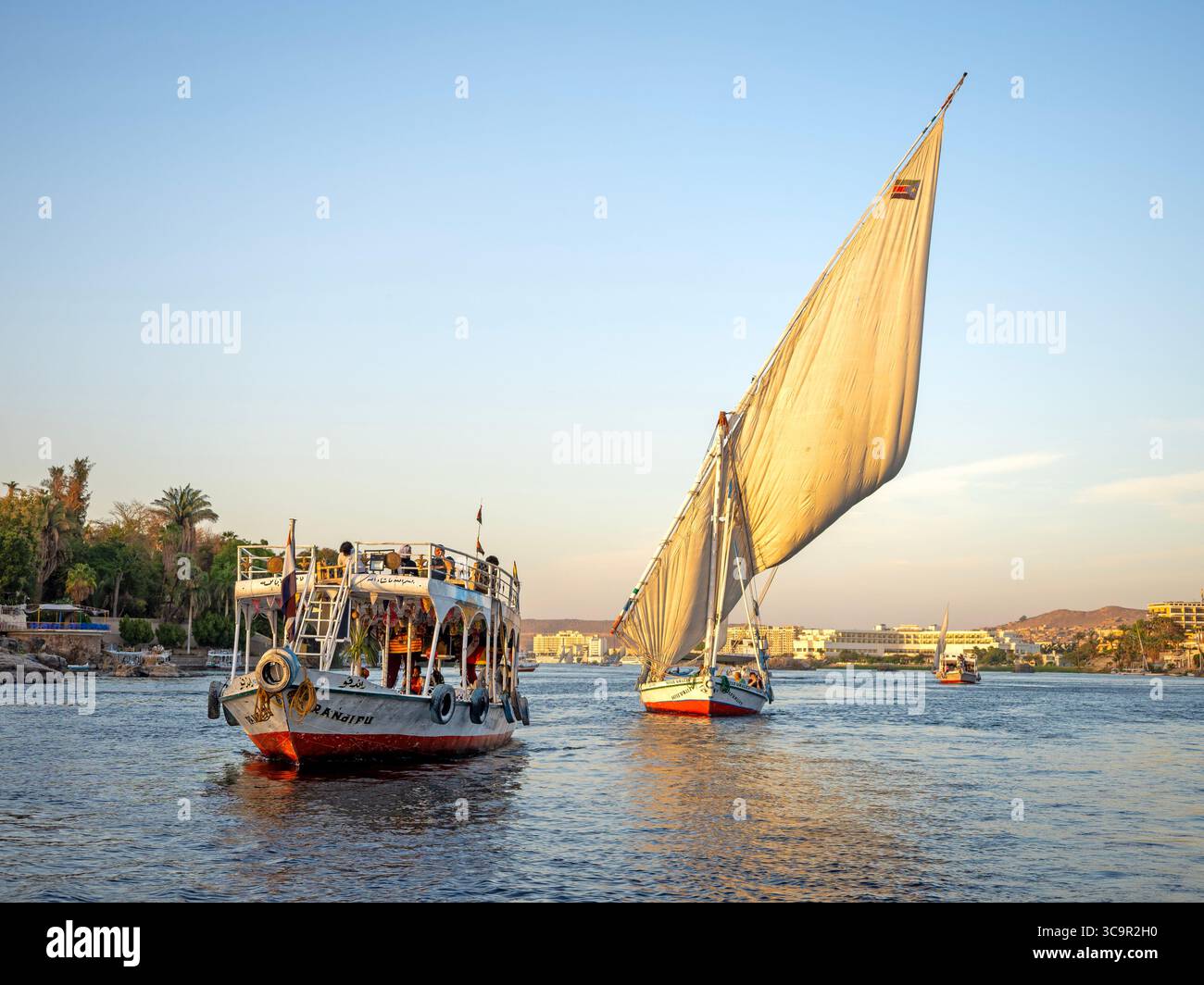 Feluca e motoscafo sul Nilo ad Assuan Foto Stock