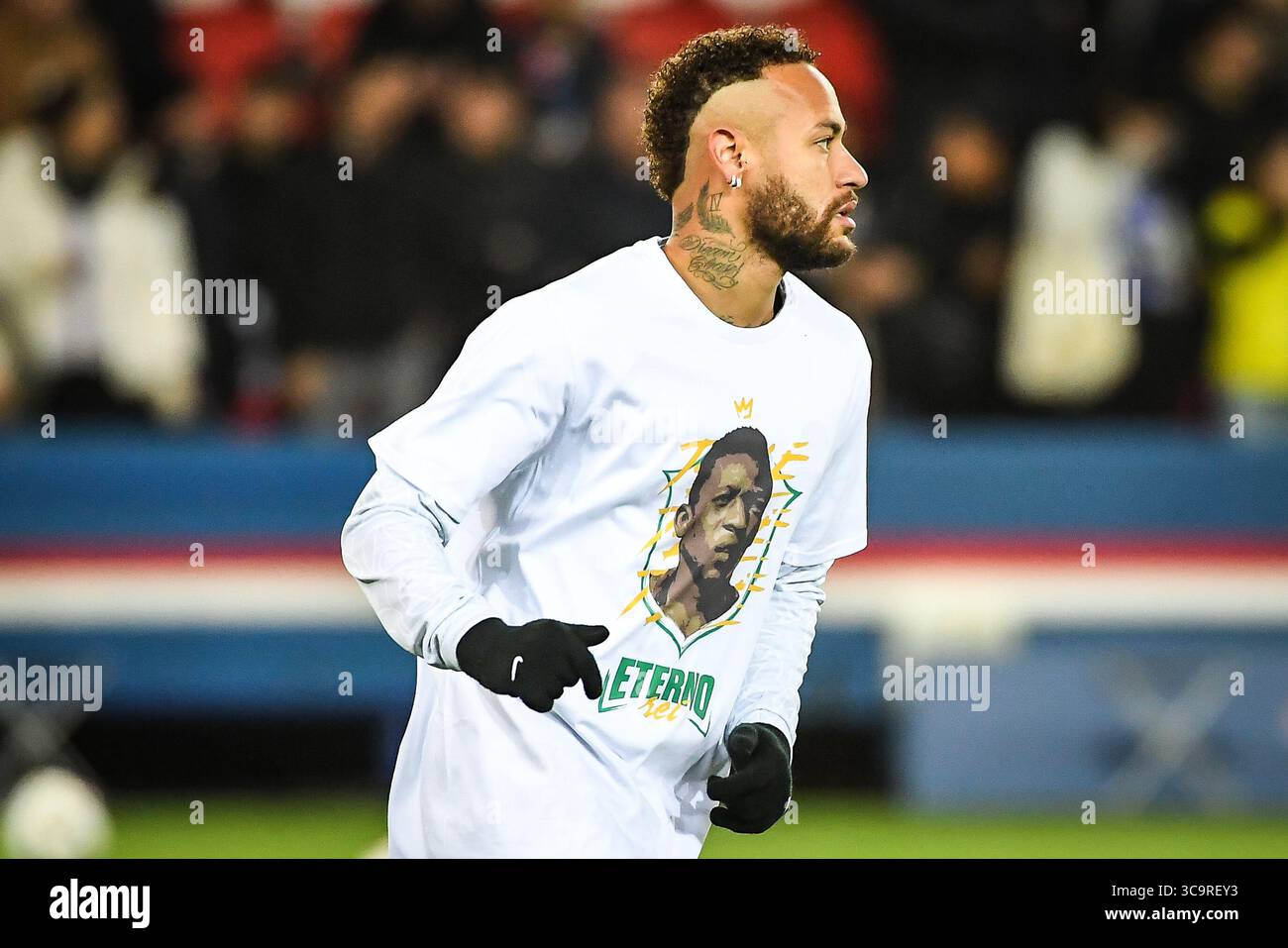 11 gennaio 2023, Parigi, Francia: NEYMAR JR del PSG con una maglia speciale in omaggio a Edson ARANTES DO NASCIMENTO (Pele) durante la partita di Ligue 1 tra Paris Saint-Germain (PSG) e Angers SCO al Parc des Princes Stadium l'11 gennaio 2023 a Parigi, Francia. (Immagine di credito: © Matthieu Mirville/ZUMA Press Wire) Foto Stock