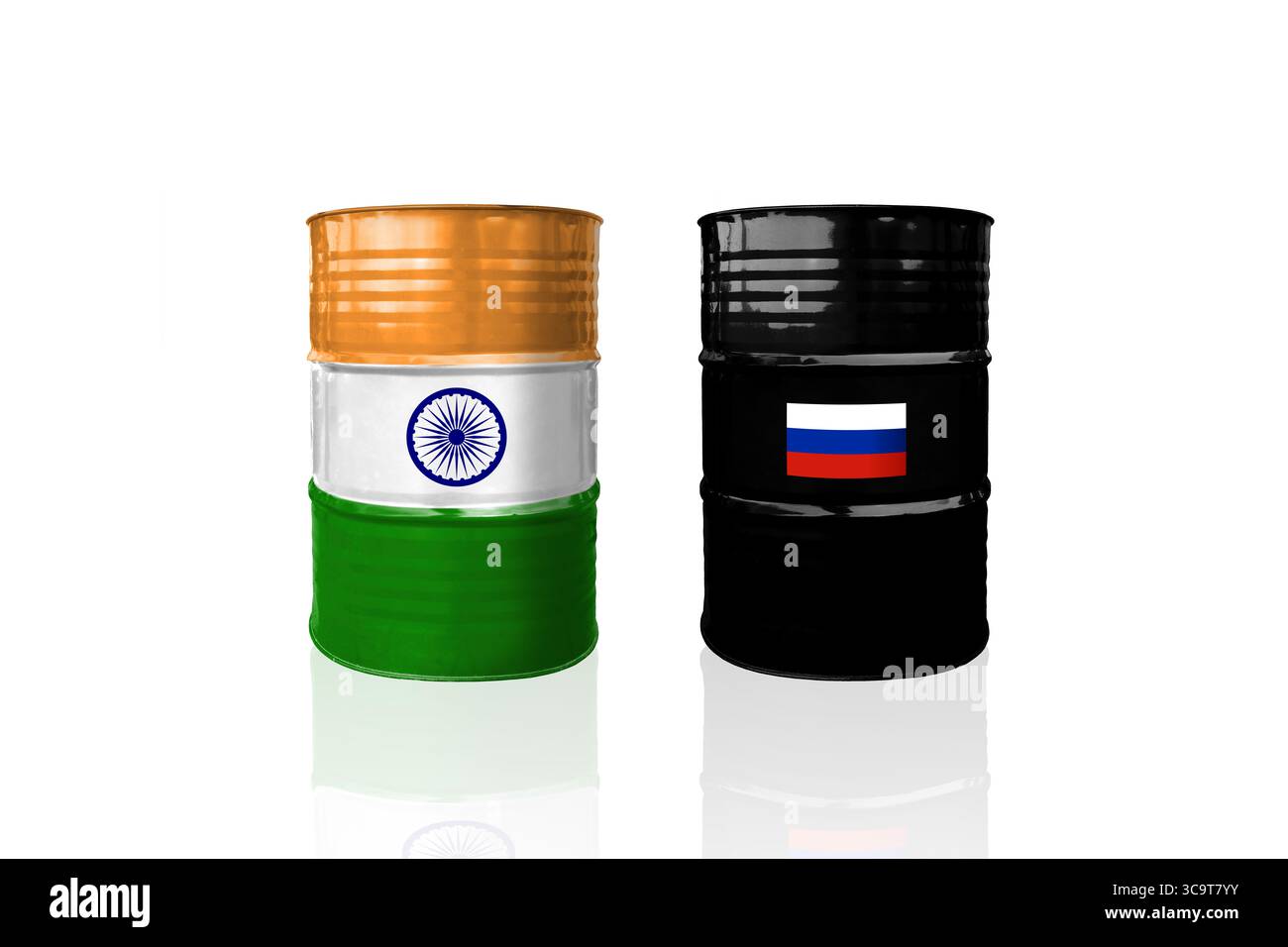 Barili di petrolio greggio con bandiere dell'India e della Russia. Petrolio greggio degli urali russi. Sanzioni e embargo per la Russia Foto Stock