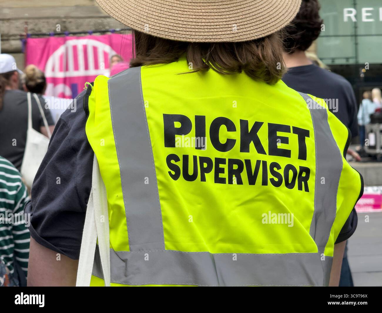 NEWCASTLE, TYNE AND WEAR, INGHILTERRA - 11 GIUGNO 2025: Protesta politica in Inghilterra, persona che indossa una giacca ad alta visibilità contrassegnata da Picket Supervisor - Immagine stock catturata con smartphone