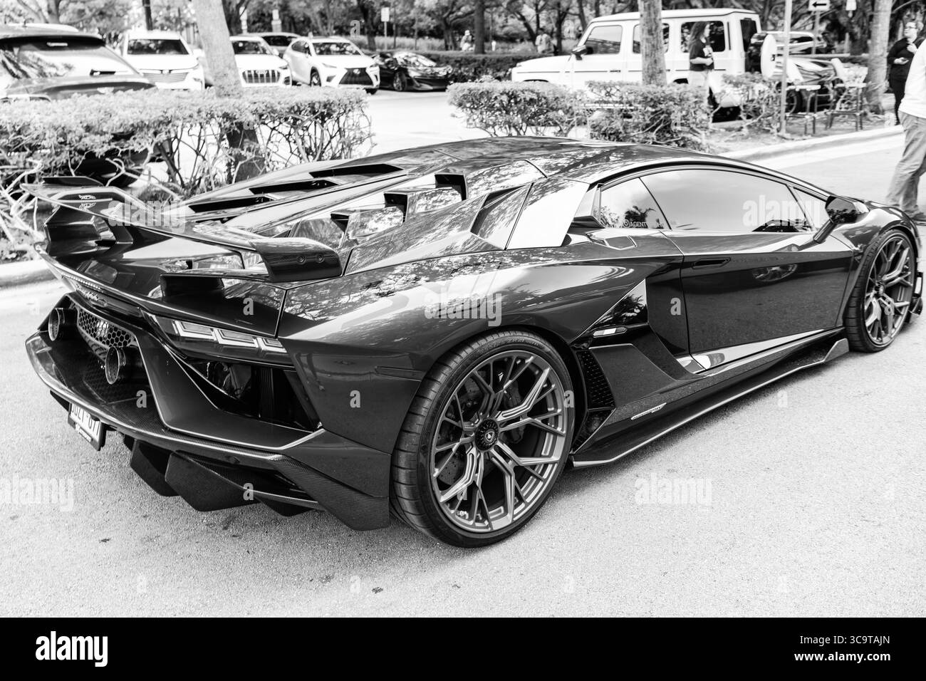 Miami Beach, Florida USA - 8 giugno 2024: 2021 lamborghini Aventador SVJ Roadster a miami Beach. Lamborghini è una casa automobilistica italiana di lusso. Piccoletto Foto Stock