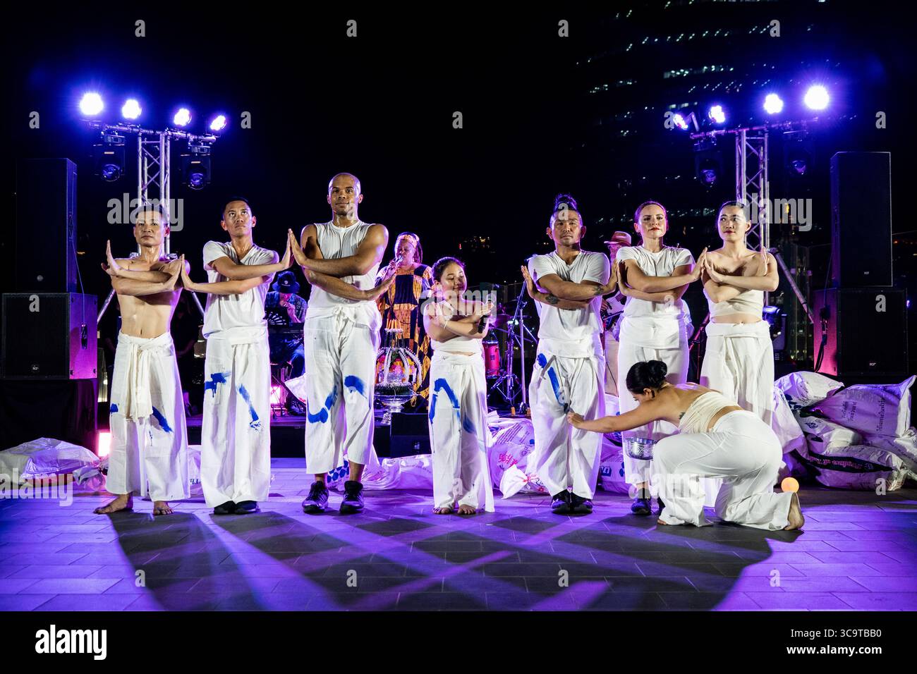 7 febbraio 2023, Bangkok, Bangkok, Thailandia: Una ballerina spruzza vernice blu sui costumi bianchi di artisti provenienti dagli Stati Uniti e dalla Thailandia mentre si tengono per mano per rappresentare il collegamento tra il Mekong e il Mississippi. "A tale of Two Rivers" continua a Bangkok con HE Robert Godec, ambasciatore degli Stati Uniti in Thailandia, partecipando all'esclusiva performance finale interattiva di artisti statunitensi della COMPAGNIA e del gruppo di artisti contemporanei. Lo spettacolo, che celebra 190 anni di relazioni diplomatiche tra Stati Uniti e Tailandia, è una serie di danze interattive, musica e pezzi narrativi che collegano la maestosità del Meko Foto Stock