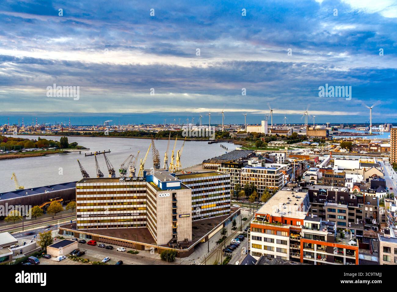 Vista a nord-ovest sul fiume Schelda dal ponte superiore pubblico del MAS 'Museum aan de Stroom' di Anversa, Belgio. Foto Stock