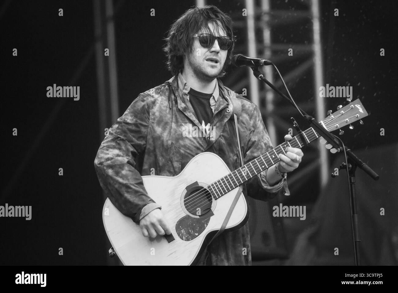 CONOR OBERST, PLAYING THROUGH A RINSTORM, 2017: Conor Oberst suona sul Mountain Stage principale, mentre il peggio del tempo arriva al Green Man Music Festival di Glanusk Park, Brecon, Galles, Regno Unito. 20 agosto 2017. L'ultimo giorno del festival pioveva tutto il giorno e molti frequentatori del festival erano bagnati e freddi. Credito: Rob Watkins. INFO: Conor Oberst è un cantautore statunitense nato il 15 febbraio 1980. Meglio conosciuto come il frontman dei Bright Eyes, è famoso per i suoi testi emotivamente carichi e il suono influenzato dal folk. Oberst è stata una figura significativa nella scena musicale indie Foto Stock
