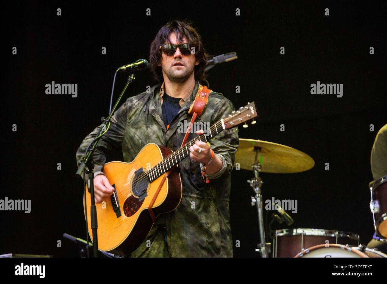 CONOR OBERST, PLAYING THROUGH A RINSTORM, 2017: Conor Oberst suona sul Mountain Stage principale, mentre il peggio del tempo arriva al Green Man Music Festival di Glanusk Park, Brecon, Galles, Regno Unito. 20 agosto 2017. L'ultimo giorno del festival pioveva tutto il giorno e molti frequentatori del festival erano bagnati e freddi. Credito: Rob Watkins. INFO: Conor Oberst è un cantautore statunitense nato il 15 febbraio 1980. Meglio conosciuto come il frontman dei Bright Eyes, è famoso per i suoi testi emotivamente carichi e il suono influenzato dal folk. Oberst è stata una figura significativa nella scena musicale indie Foto Stock