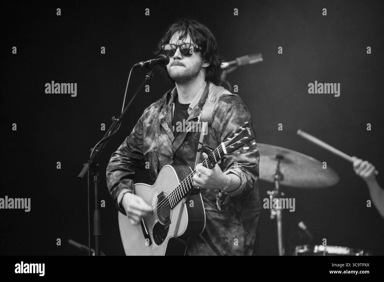 CONOR OBERST, PLAYING THROUGH A RINSTORM, 2017: Conor Oberst suona sul Mountain Stage principale, mentre il peggio del tempo arriva al Green Man Music Festival di Glanusk Park, Brecon, Galles, Regno Unito. 20 agosto 2017. L'ultimo giorno del festival pioveva tutto il giorno e molti frequentatori del festival erano bagnati e freddi. Credito: Rob Watkins. INFO: Conor Oberst è un cantautore statunitense nato il 15 febbraio 1980. Meglio conosciuto come il frontman dei Bright Eyes, è famoso per i suoi testi emotivamente carichi e il suono influenzato dal folk. Oberst è stata una figura significativa nella scena musicale indie Foto Stock