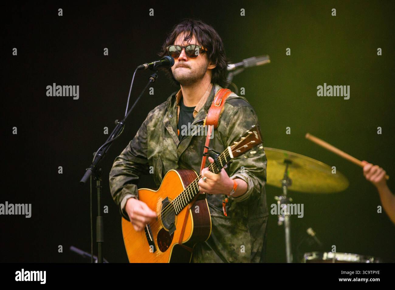 CONOR OBERST, PLAYING THROUGH A RINSTORM, 2017: Conor Oberst suona sul Mountain Stage principale, mentre il peggio del tempo arriva al Green Man Music Festival di Glanusk Park, Brecon, Galles, Regno Unito. 20 agosto 2017. L'ultimo giorno del festival pioveva tutto il giorno e molti frequentatori del festival erano bagnati e freddi. Credito: Rob Watkins. INFO: Conor Oberst è un cantautore statunitense nato il 15 febbraio 1980. Meglio conosciuto come il frontman dei Bright Eyes, è famoso per i suoi testi emotivamente carichi e il suono influenzato dal folk. Oberst è stata una figura significativa nella scena musicale indie Foto Stock