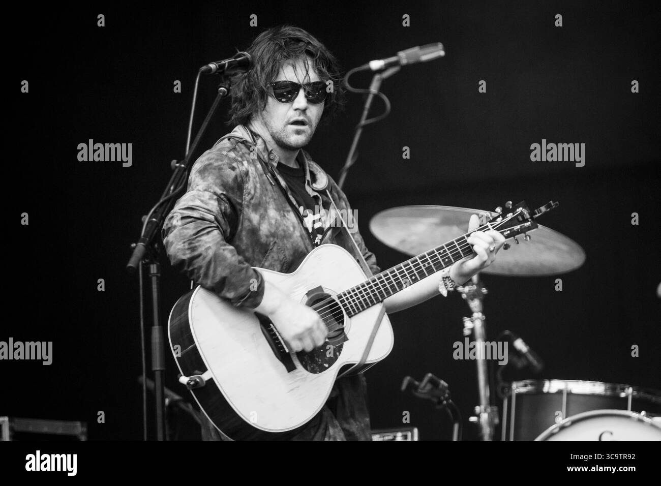 CONOR OBERST, PLAYING THROUGH A RINSTORM, 2017: Conor Oberst suona sul Mountain Stage principale, mentre il peggio del tempo arriva al Green Man Music Festival di Glanusk Park, Brecon, Galles, Regno Unito. 20 agosto 2017. L'ultimo giorno del festival pioveva tutto il giorno e molti frequentatori del festival erano bagnati e freddi. Credito: Rob Watkins. INFO: Conor Oberst è un cantautore statunitense nato il 15 febbraio 1980. Meglio conosciuto come il frontman dei Bright Eyes, è famoso per i suoi testi emotivamente carichi e il suono influenzato dal folk. Oberst è stata una figura significativa nella scena musicale indie Foto Stock