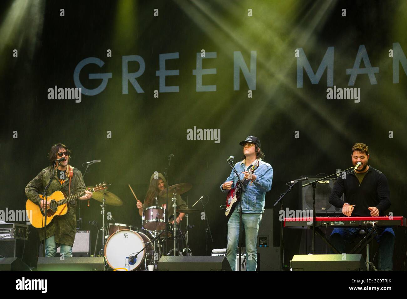 CONOR OBERST, PLAYING THROUGH A RINSTORM, 2017: Conor Oberst suona sul Mountain Stage principale, mentre il peggio del tempo arriva al Green Man Music Festival di Glanusk Park, Brecon, Galles, Regno Unito. 20 agosto 2017. L'ultimo giorno del festival pioveva tutto il giorno e molti frequentatori del festival erano bagnati e freddi. Credito: Rob Watkins. INFO: Conor Oberst è un cantautore statunitense nato il 15 febbraio 1980. Meglio conosciuto come il frontman dei Bright Eyes, è famoso per i suoi testi emotivamente carichi e il suono influenzato dal folk. Oberst è stata una figura significativa nella scena musicale indie Foto Stock