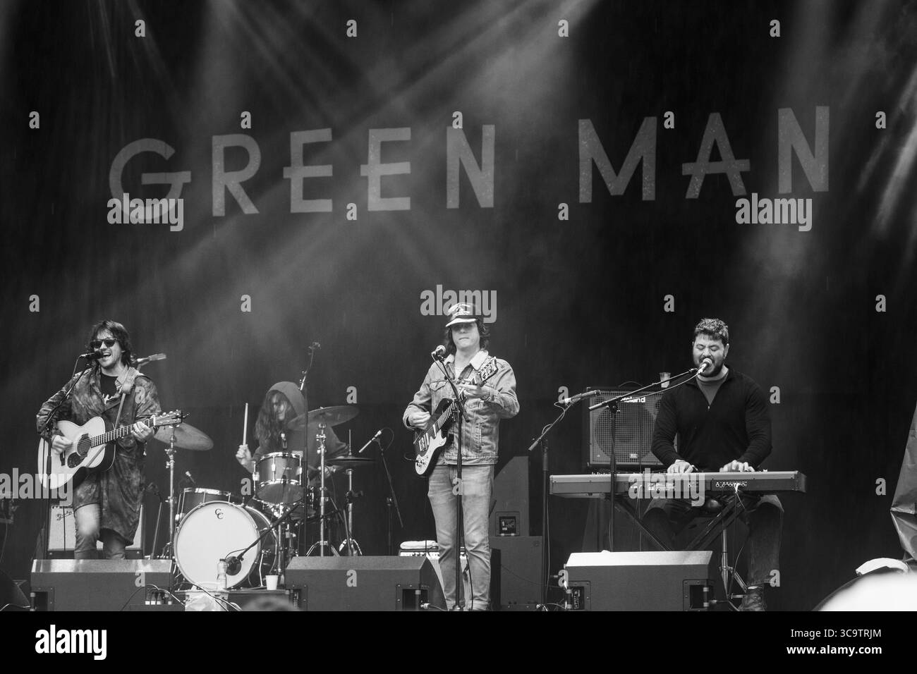 CONOR OBERST, PLAYING THROUGH A RINSTORM, 2017: Conor Oberst suona sul Mountain Stage principale, mentre il peggio del tempo arriva al Green Man Music Festival di Glanusk Park, Brecon, Galles, Regno Unito. 20 agosto 2017. L'ultimo giorno del festival pioveva tutto il giorno e molti frequentatori del festival erano bagnati e freddi. Credito: Rob Watkins. INFO: Conor Oberst è un cantautore statunitense nato il 15 febbraio 1980. Meglio conosciuto come il frontman dei Bright Eyes, è famoso per i suoi testi emotivamente carichi e il suono influenzato dal folk. Oberst è stata una figura significativa nella scena musicale indie Foto Stock