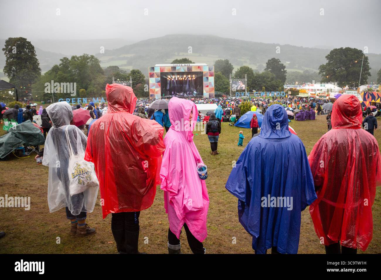 CONOR OBERST, PLAYING THROUGH A RINSTORM, 2017: Conor Oberst suona sul Mountain Stage principale, mentre il peggio del tempo arriva al Green Man Music Festival di Glanusk Park, Brecon, Galles, Regno Unito. 20 agosto 2017. L'ultimo giorno del festival pioveva tutto il giorno e molti frequentatori del festival erano bagnati e freddi. Credito: Rob Watkins. INFO: Conor Oberst è un cantautore statunitense nato il 15 febbraio 1980. Meglio conosciuto come il frontman dei Bright Eyes, è famoso per i suoi testi emotivamente carichi e il suono influenzato dal folk. Oberst è stata una figura significativa nella scena musicale indie Foto Stock
