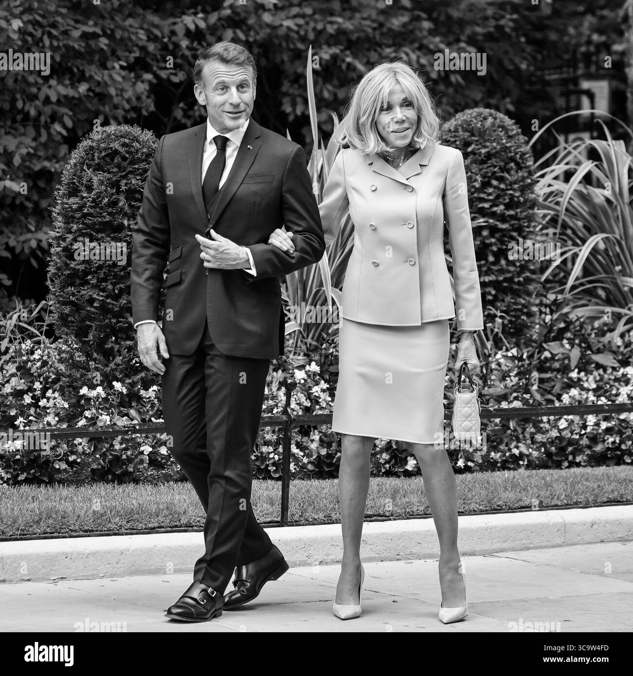 Il presidente francese Emmanuel Macron e la moglie Brigitte camminano su Downing Street, Londra, durante una visita di Stato nel Regno Unito Foto Stock