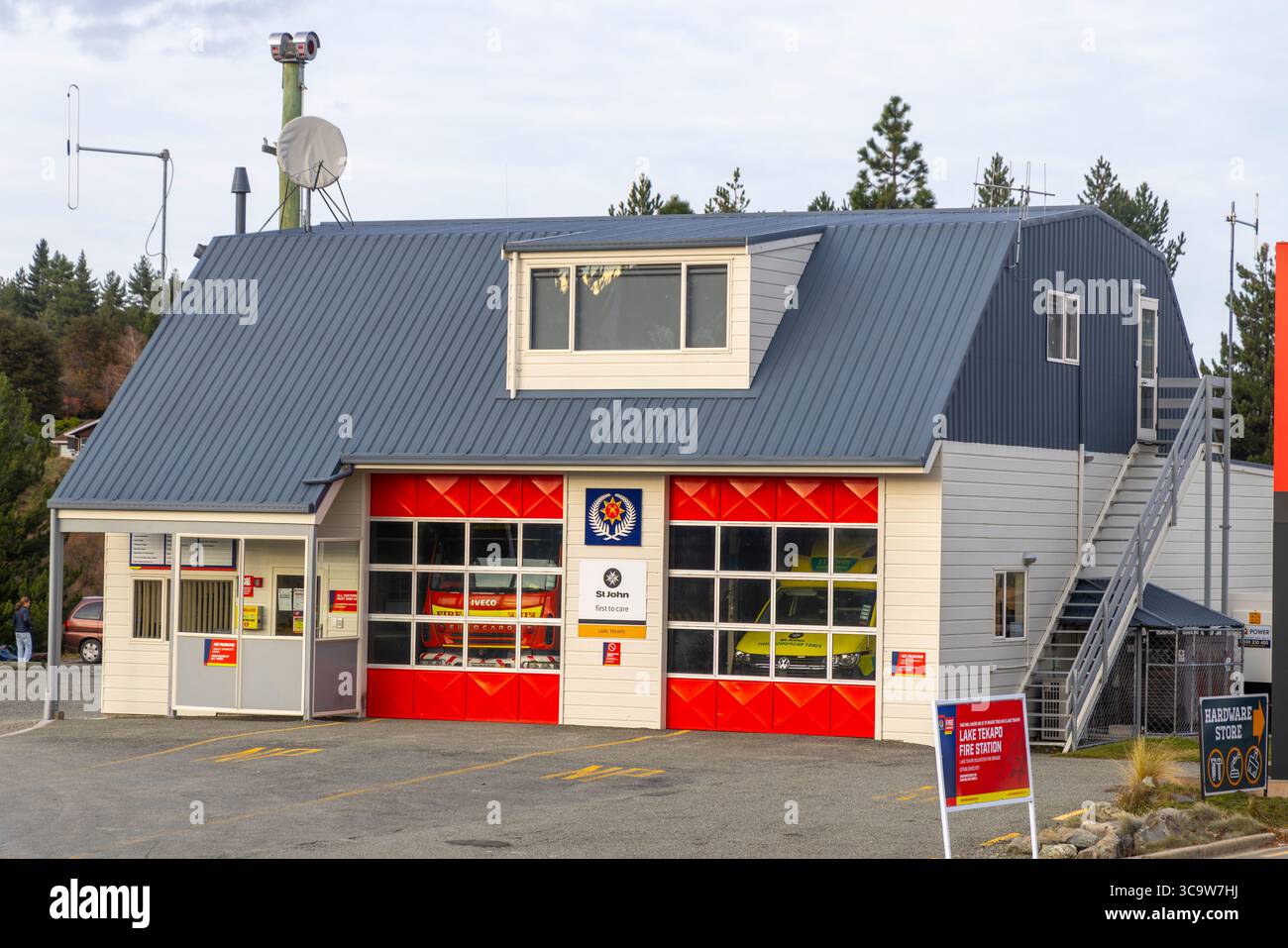 Centro del villaggio di Lake Tekapo, stazione dei vigili del fuoco e stazione ambulanza di St Johns, Canterbury, Isola del Sud, nuova Zelanda Foto Stock