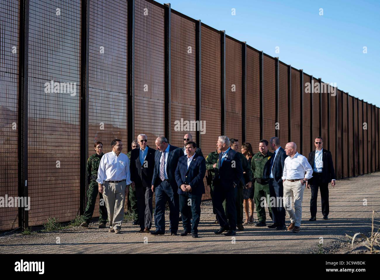 8 gennaio 2023, El Paso, Texas, Stati Uniti d'America: Il presidente degli Stati Uniti Joe Biden, centro, cammina con gli ufficiali della Custom e della Border Patrol durante una visita al muro di confine lungo il Rio grande, 8 gennaio 2023 a El Paso, Texas. Biden è a El Paso per vedere il confine meridionale dove la migrazione è a un livello record. (Immagine di credito: © Tia Dufour/DHS/Planet Pix tramite ZUMA Press Wire) Foto Stock