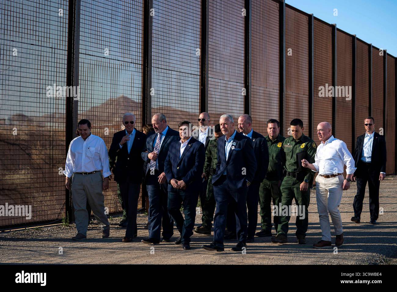 8 gennaio 2023, El Paso, Texas, Stati Uniti d'America: Il presidente degli Stati Uniti Joe Biden, centro, cammina con gli ufficiali della Custom e della Border Patrol durante una visita al muro di confine lungo il Rio grande, 8 gennaio 2023 a El Paso, Texas. Biden è a El Paso per vedere il confine meridionale dove la migrazione è a un livello record. (Immagine di credito: © Tia Dufour/DHS/Planet Pix tramite ZUMA Press Wire) Foto Stock