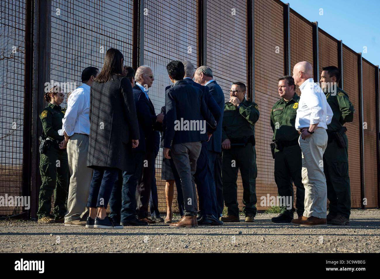 8 gennaio 2023, El Paso, Texas, Stati Uniti d'America: Il presidente degli Stati Uniti Joe Biden, centro, parla con gli ufficiali della pattuglia doganale e di frontiera durante una visita al muro di confine lungo il Rio grande, 8 gennaio 2023 a El Paso, Texas. Biden è a El Paso per vedere il confine meridionale dove la migrazione è a un livello record. (Immagine di credito: © Tia Dufour/DHS/Planet Pix tramite ZUMA Press Wire) Foto Stock