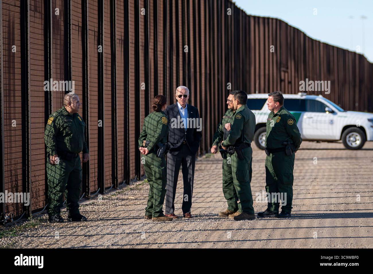 8 gennaio 2023, El Paso, Texas, Stati Uniti d'America: Il presidente degli Stati Uniti Joe Biden, centro, parla con gli ufficiali della pattuglia doganale e di frontiera durante una visita al muro di confine lungo il Rio grande, 8 gennaio 2023 a El Paso, Texas. Biden è a El Paso per vedere il confine meridionale dove la migrazione è a un livello record. (Immagine di credito: © Tia Dufour/DHS/Planet Pix tramite ZUMA Press Wire) Foto Stock