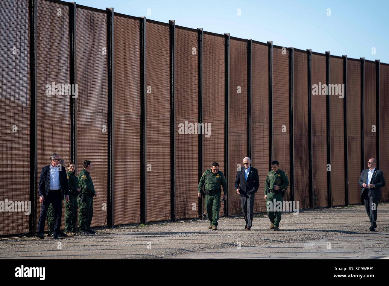 8 gennaio 2023, El Paso, Texas, Stati Uniti d'America: Il presidente degli Stati Uniti Joe Biden, centro, cammina con gli ufficiali della Custom e della Border Patrol durante una visita al muro di confine lungo il Rio grande, 8 gennaio 2023 a El Paso, Texas. Biden è a El Paso per vedere il confine meridionale dove la migrazione è a un livello record. (Immagine di credito: © Tia Dufour/DHS/Planet Pix tramite ZUMA Press Wire) Foto Stock