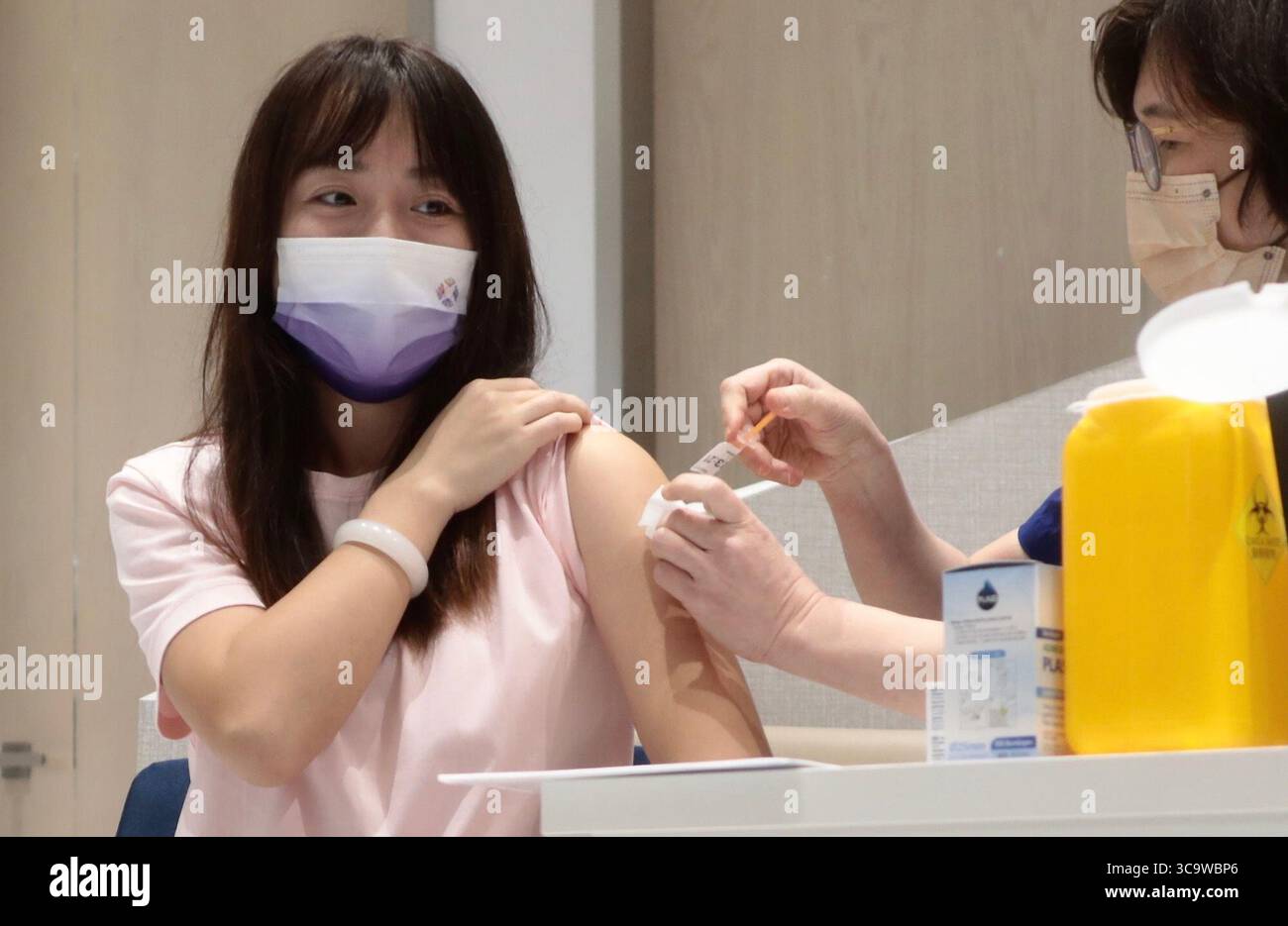 12 gennaio 2023, Hong Kong, Cina: A Hong Kong, le donne provenienti dalla Cina continentale ricevono le vaccinazioni Covid-19 in una clinica privata. A partire dal prossimo lunedì 16 gennaio, il governo di Hong Kong non fornisce più vaccinazioni gratuite per visitare i continentali cinesi. A causa della nuova politica medica, i servizi di vaccinazione pagati per visitare la Cina continentale stanno già iniziando presso le cliniche private che forniscono jab necessari per i Mainlanders. (Immagine di credito: © Liau Chung-Ren/ZUMA Press Wire) Foto Stock