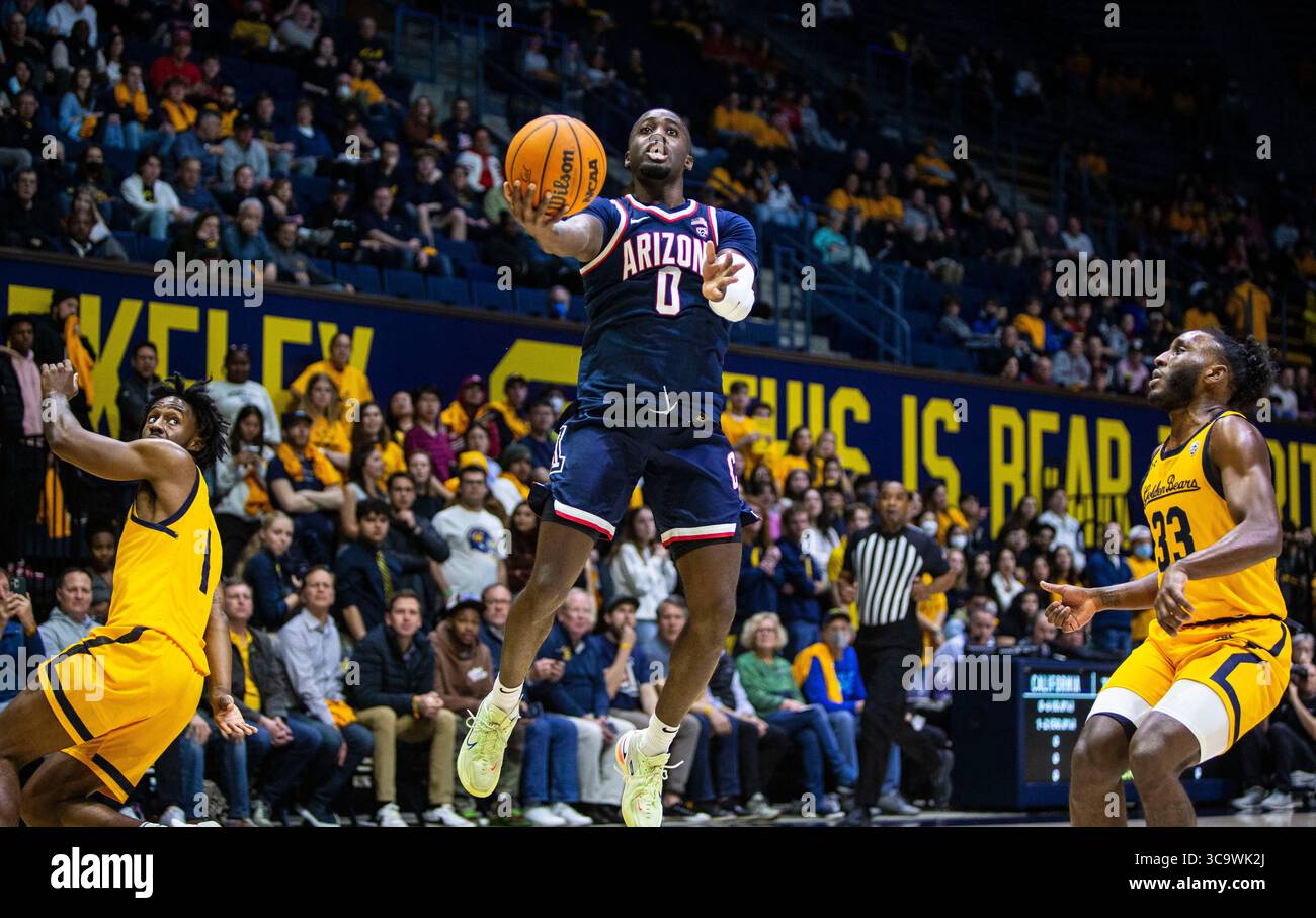 9 febbraio 2023 Berkeley, CA U.S.A., la guardia dell'Arizona Courtney Ramey (0) va al cerchio durante la partita di pallacanestro maschile NCAA tra Arizona Wildcats e California Golden Bears. L'Arizona ha battuto la California 85-62 all'Haas Pavilion Berkeley California. Thurman James / CSM (immagine di credito: © Thurman James/CSM via ZUMA Press Wire) Foto Stock