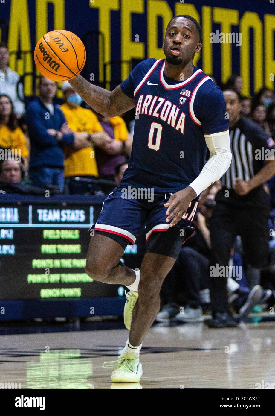 9 febbraio 2023 Berkeley, CALIFORNIA U.S.A. la guardia dell'Arizona Courtney Ramey (0) va al basket durante la partita di basket maschile NCAA tra Arizona Wildcats e California Golden Bears. L'Arizona ha battuto la California 85-62 all'Haas Pavilion Berkeley California. Thurman James / CSM (immagine di credito: © Thurman James/CSM via ZUMA Press Wire) Foto Stock