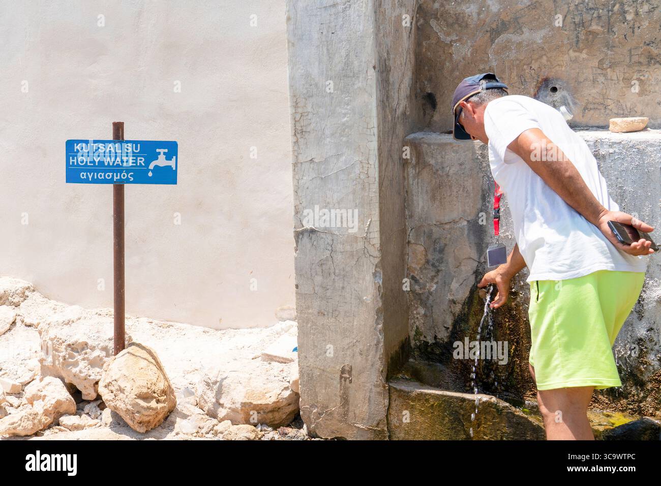 Fontana di acqua Santa con turisti, Dipkarpaz, Cipro del Nord Foto Stock