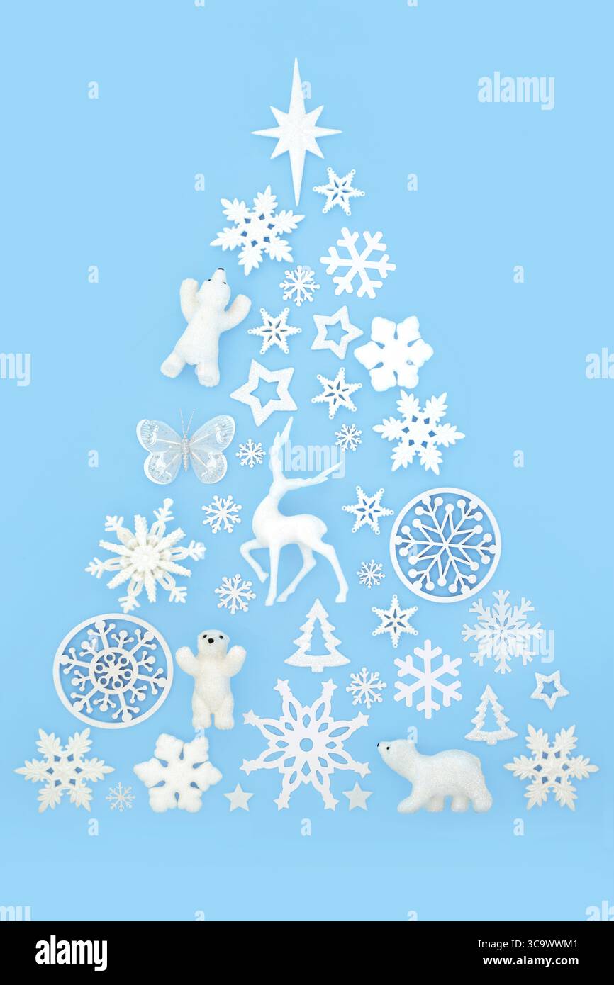 Albero di Natale di forma astratta con renne, orso polare, fiocco di neve bianco e biglie. Tema Polo Nord su sfondo blu. Design natalizio. Foto Stock