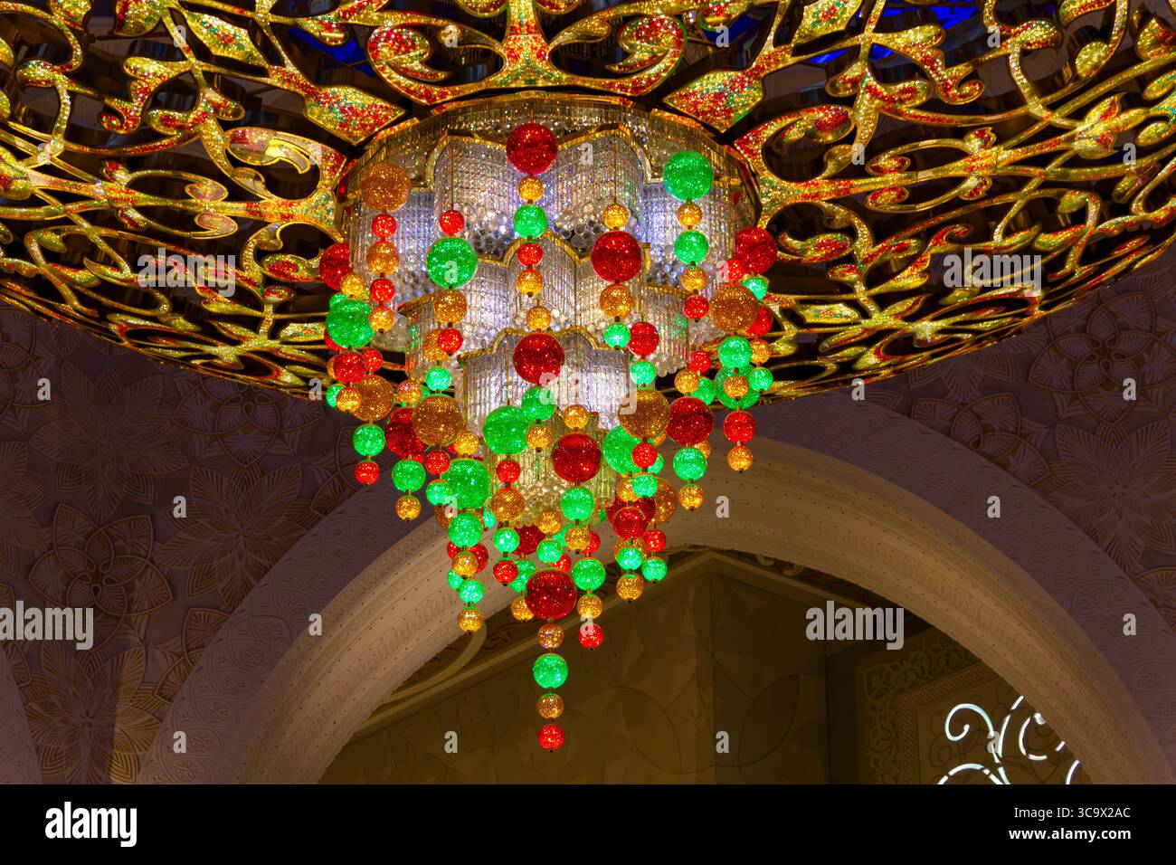 Gemmed Chandelier: Golden Radiance Foto Stock