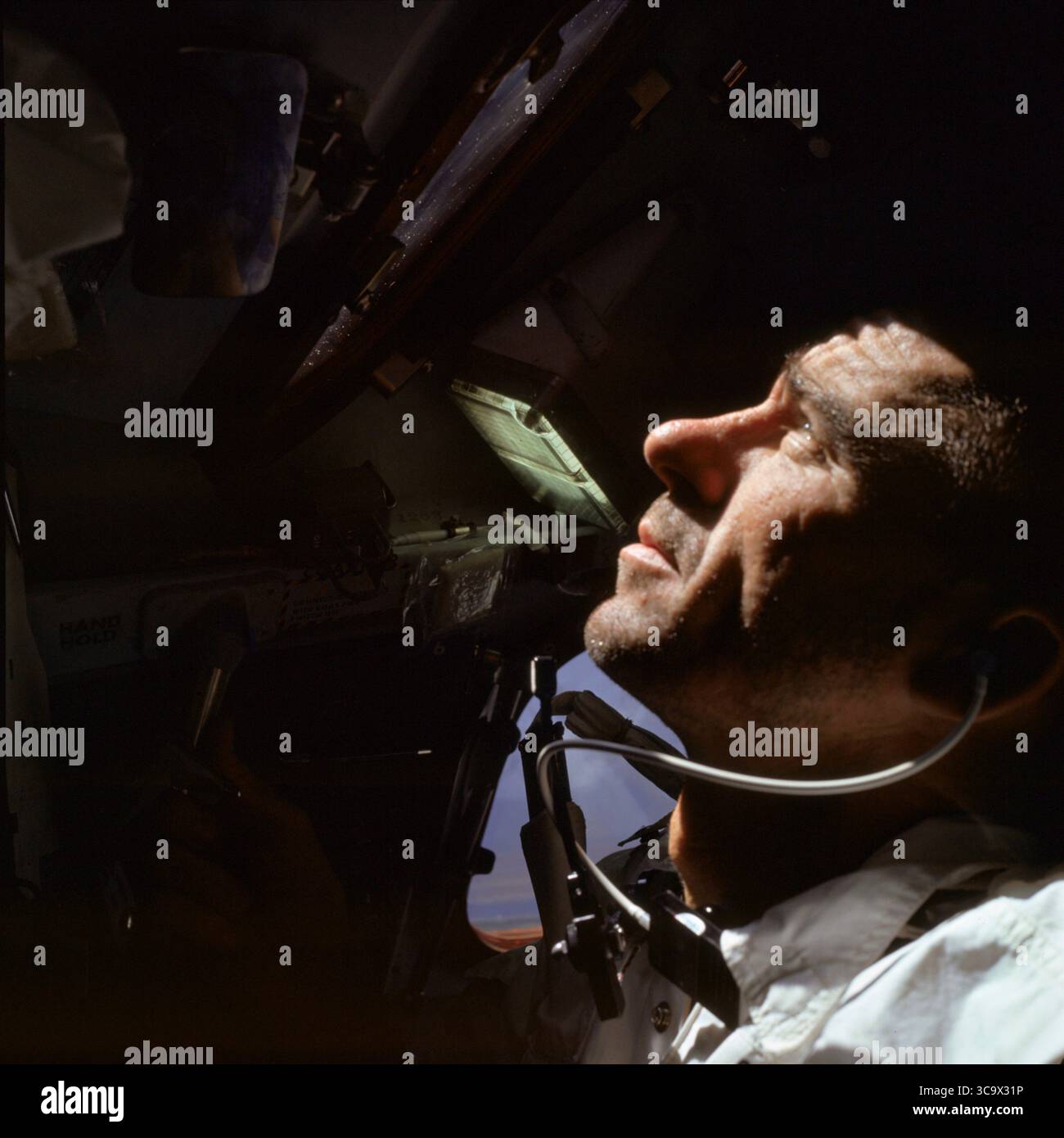 11 ottobre 1968, Earth Orbit, Earth Orbit: L'astronauta Walter Cunningham della NASA Apollo VII, guarda fuori dalla finestra durante il primo giorno di volo nella capsula Apollo, 11 ottobre 1968 in Earth Orbit. Cunningham morì il 4 gennaio 2023 a 90 anni, l'ultimo membro sopravvissuto della missione Apollo 7 della NASA. (Immagine di credito: © NASA Johnson/NASA/Planet Pix via ZUMA Press Wire) Foto Stock 11 ottobre 1968, Earth Orbit, Earth Orbit: L'astronauta Walter Cunningham della NASA Apollo VII, guarda fuori dalla finestra durante il primo giorno di volo nella capsula Apollo, 11 ottobre 1968 in Earth Orbit. Cunningham morì il 4 gennaio 2023 a 90 anni, l'ultimo membro sopravvissuto della missione Apollo 7 della NASA. (Immagine di credito: © NASA Johnson/NASA/Planet Pix via ZUMA Press Wire) Foto Stock