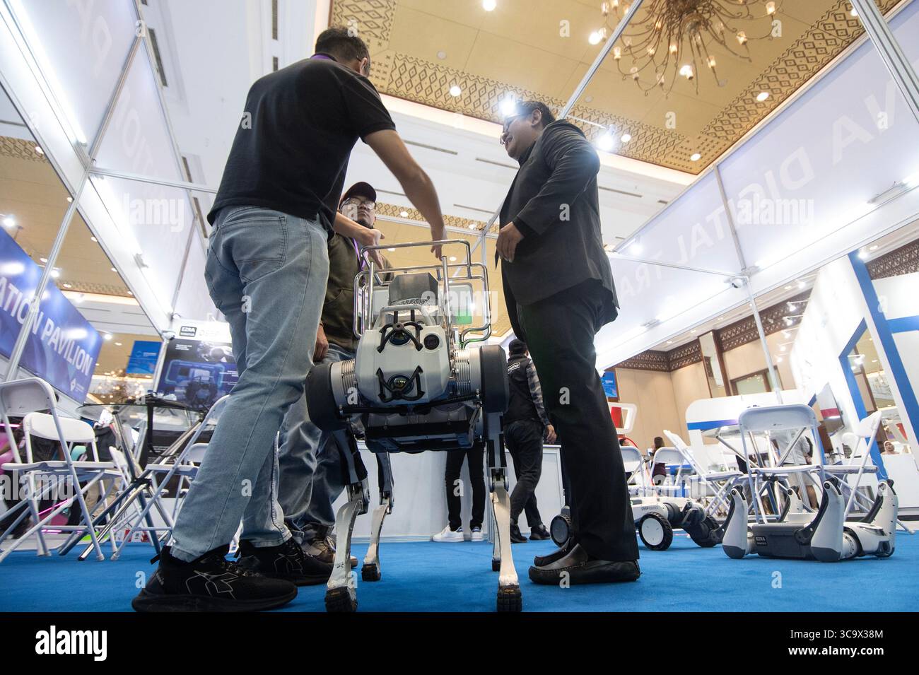 Giacarta, Indonesia. 6 agosto 2025. Un cane robotico è stato visto durante la Digital Transformation Indonesia Conference and Expo 2025 a Giacarta, Indonesia, 6 agosto 2025. In programma dal 6 al 7 agosto, l'evento prevede una conferenza e un'esposizione che presenta tecnologie innovative in materia di sicurezza informatica, intelligenza artificiale, infrastrutture di rete, ecc. Crediti: Veri Sanovri/Xinhua/Alamy Live News Foto Stock