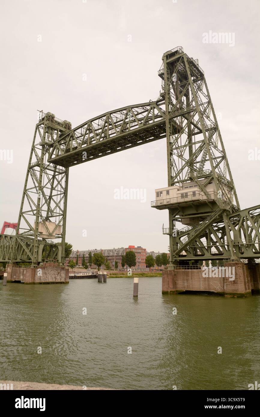 Koningshavenbrug De Hef un ponte verticale sul Koningshaven chanel a Rotterdam, Paesi Bassi Foto Stock