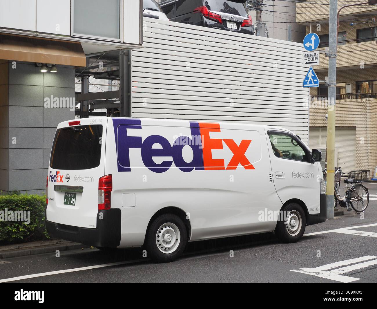 TOKYO, GIAPPONE - 1 agosto 2025: Un furgone FedEx parcheggiato in una strada nel centro di Tokyo. Foto Stock
