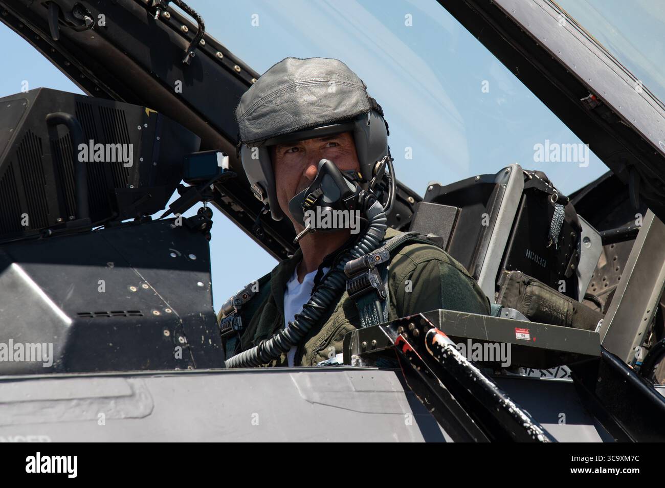 Luke Fickell, capo allenatore di football presso l'Università del Wisconsin, siede sul sedile posteriore di un F-16D Fighting Falcon assegnato al 16th Weapons Squadr Foto Stock