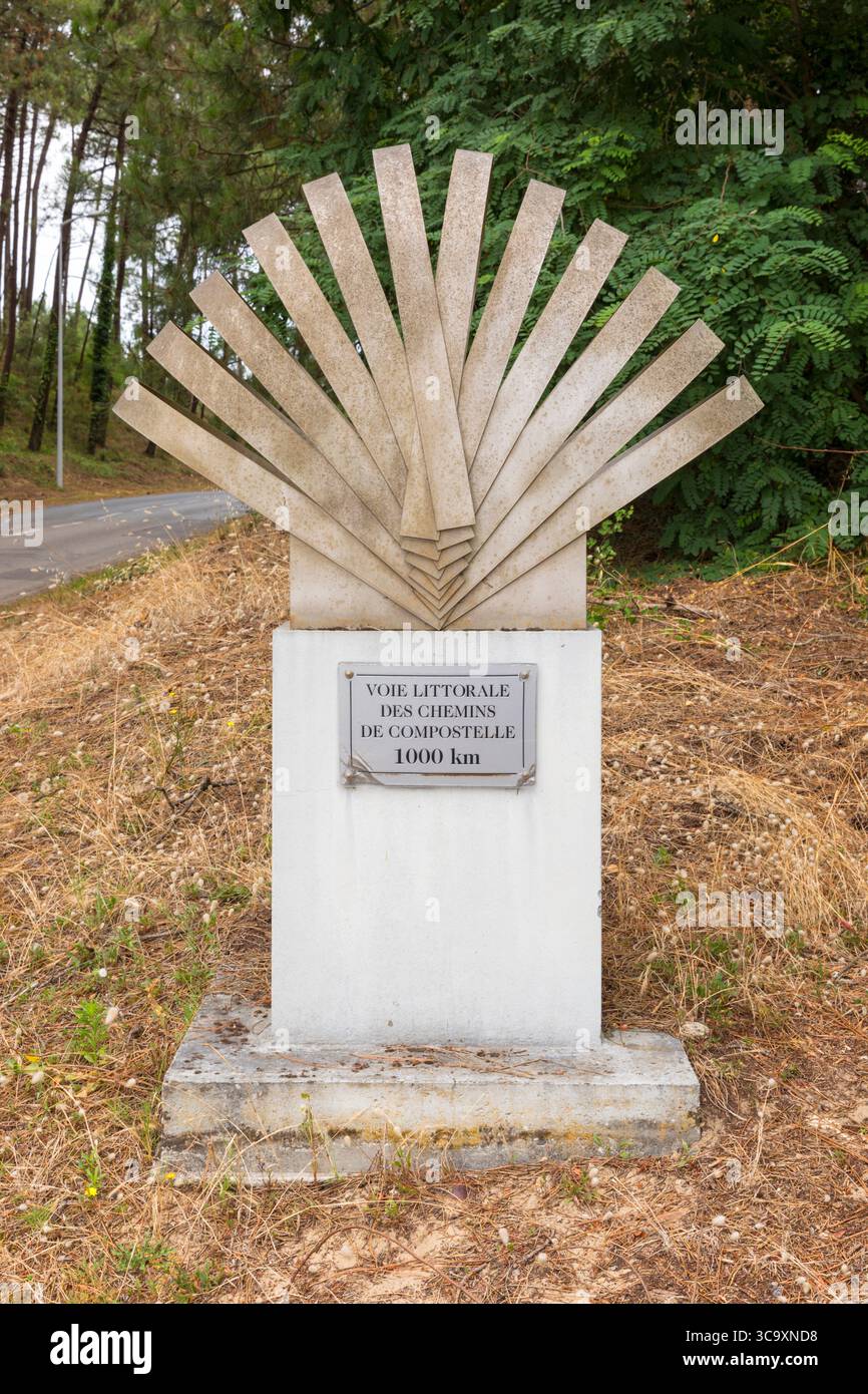 Mimizan, Francia – 2 luglio 2025: Il traguardo di 1000 km del cammino di Santiago (via di San Giacomo) Foto Stock