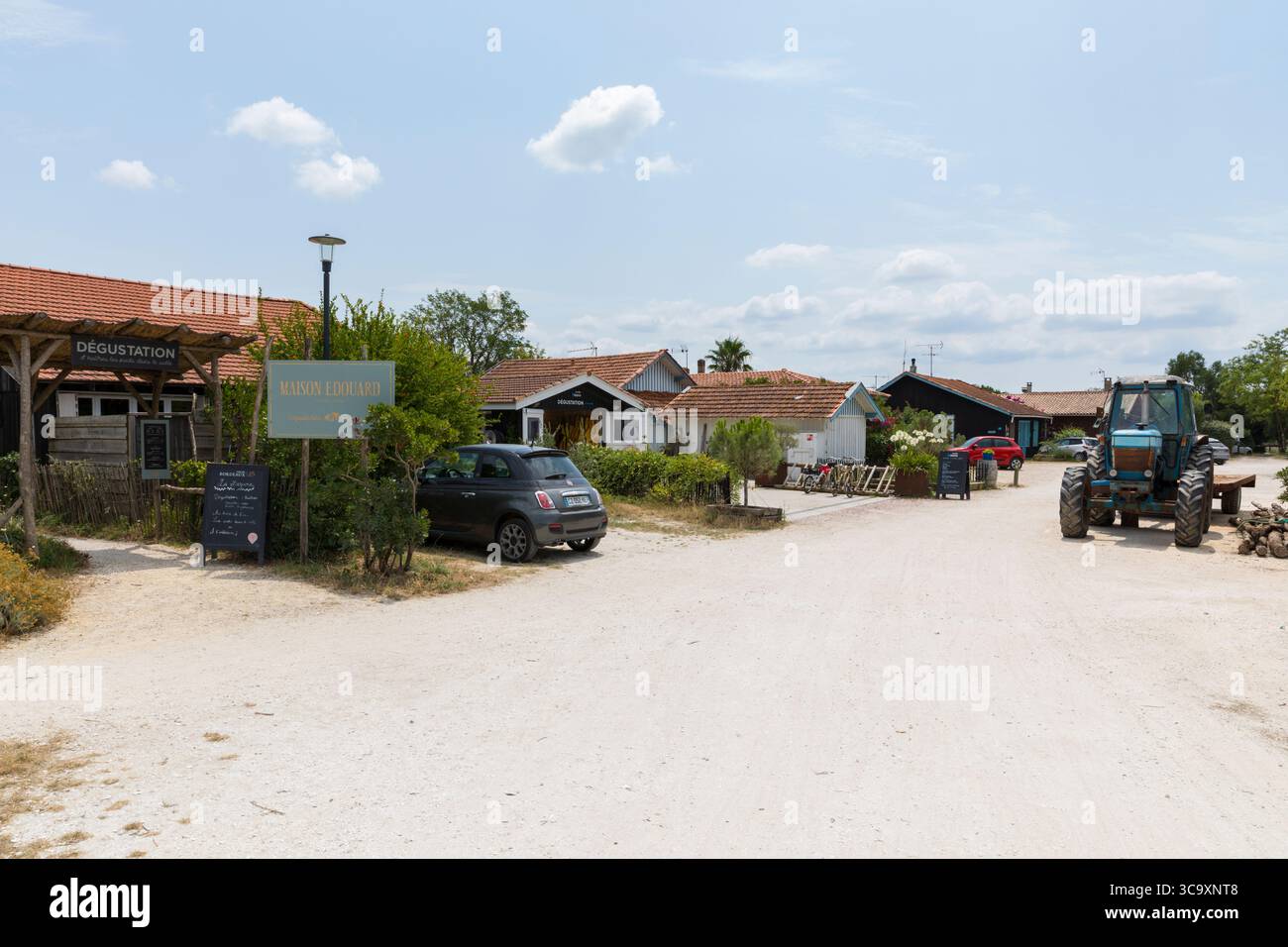 Lège-Cap-Ferret, Francia – 3 luglio 2025: Il quartiere degli allevatori di ostriche – Quartier ostréicole – a le Cap Ferret, dove vengono testati i kann di pesce fresco Foto Stock