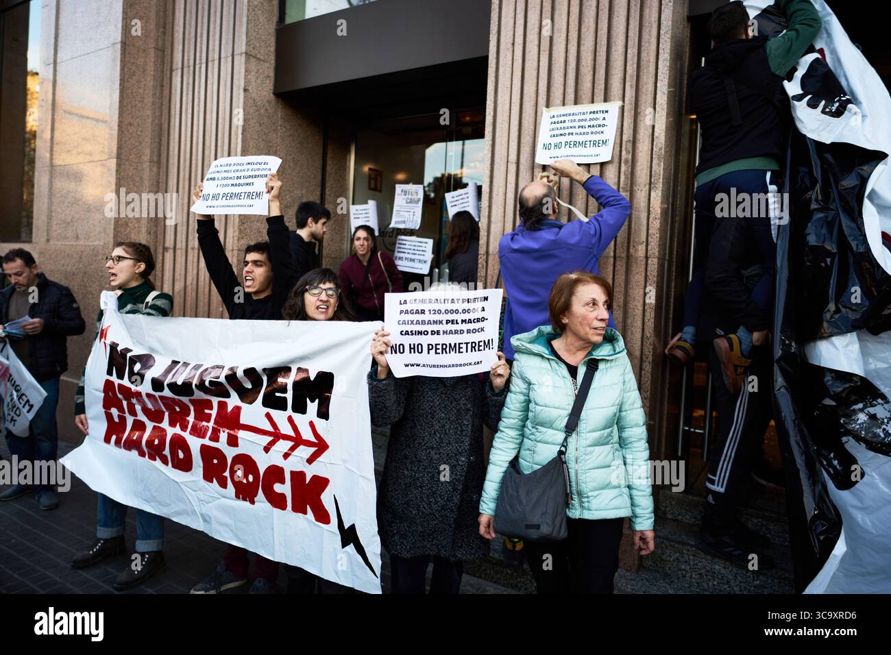 19 gennaio 2023, barcellona, Catalogna, Spagna: Gli ecologisti protestano in un'azione a sorpresa alla porta dell'hard rock Cafe di Barcellona contro la costruzione di un mega casinò nella periferia della città di Tarragona (immagine di credito: © Eric Renom/ZUMA Press Wire) Foto Stock