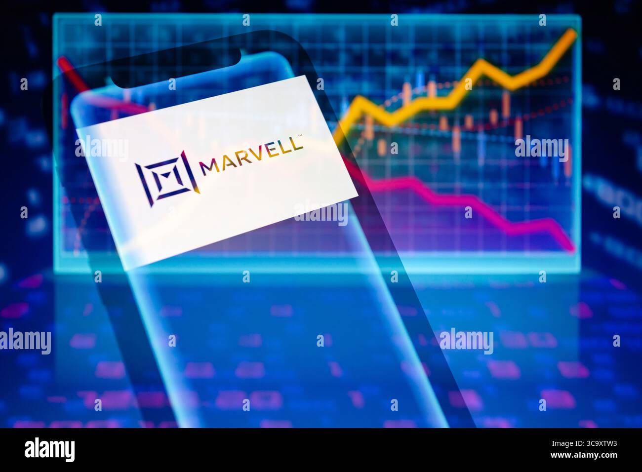 3 marzo 2023, Asuncion, Paraguay: Una vista del logo Marvell Technology, Inc. (NASDAQ: MRVL) viene visualizzata su uno smartphone con sfondo da una rappresentazione visiva di stock e grafici di linee. (Immagine di credito: © Andre M. Chang/ZUMA Press Wire) Foto Stock