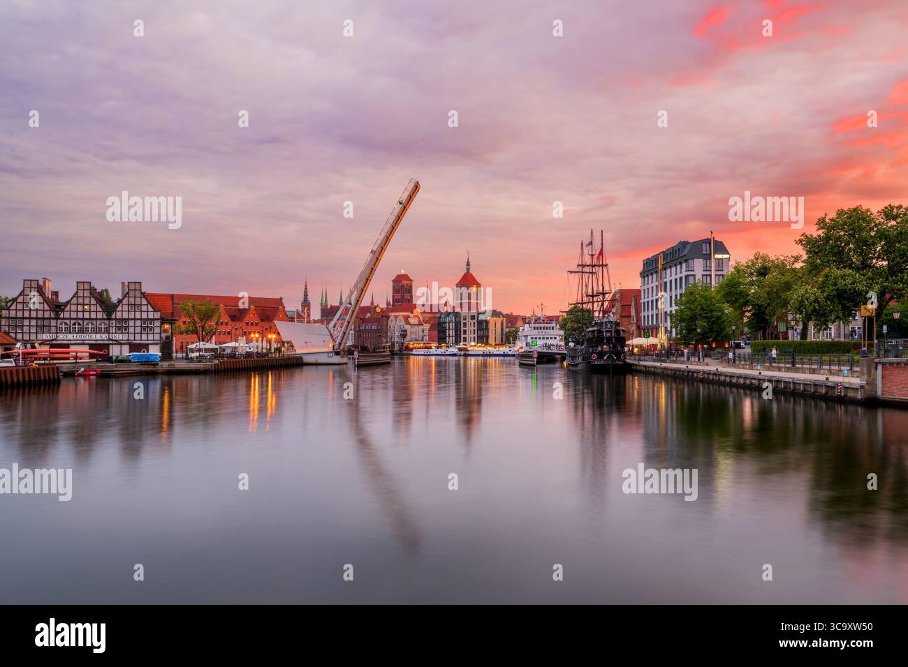 Danzica, Polonia - 19 maggio 2025: Danzica con la splendida città vecchia sul fiume Motlawa. Polonia settentrionale. Foto Stock