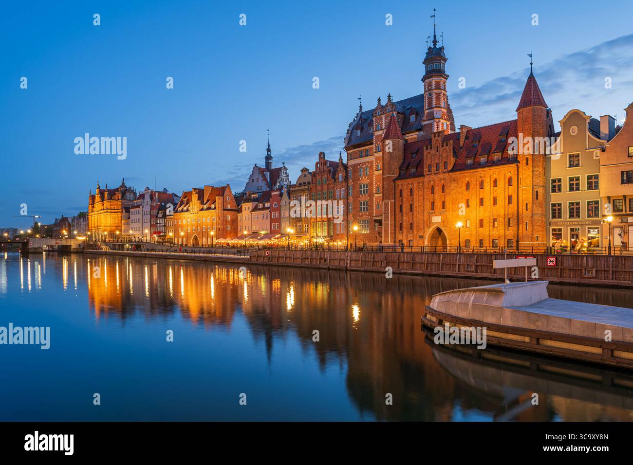 Danzica, Polonia - 22 maggio 2025: Danzica con la splendida città vecchia sul fiume Motlawa. Polonia settentrionale. Foto Stock
