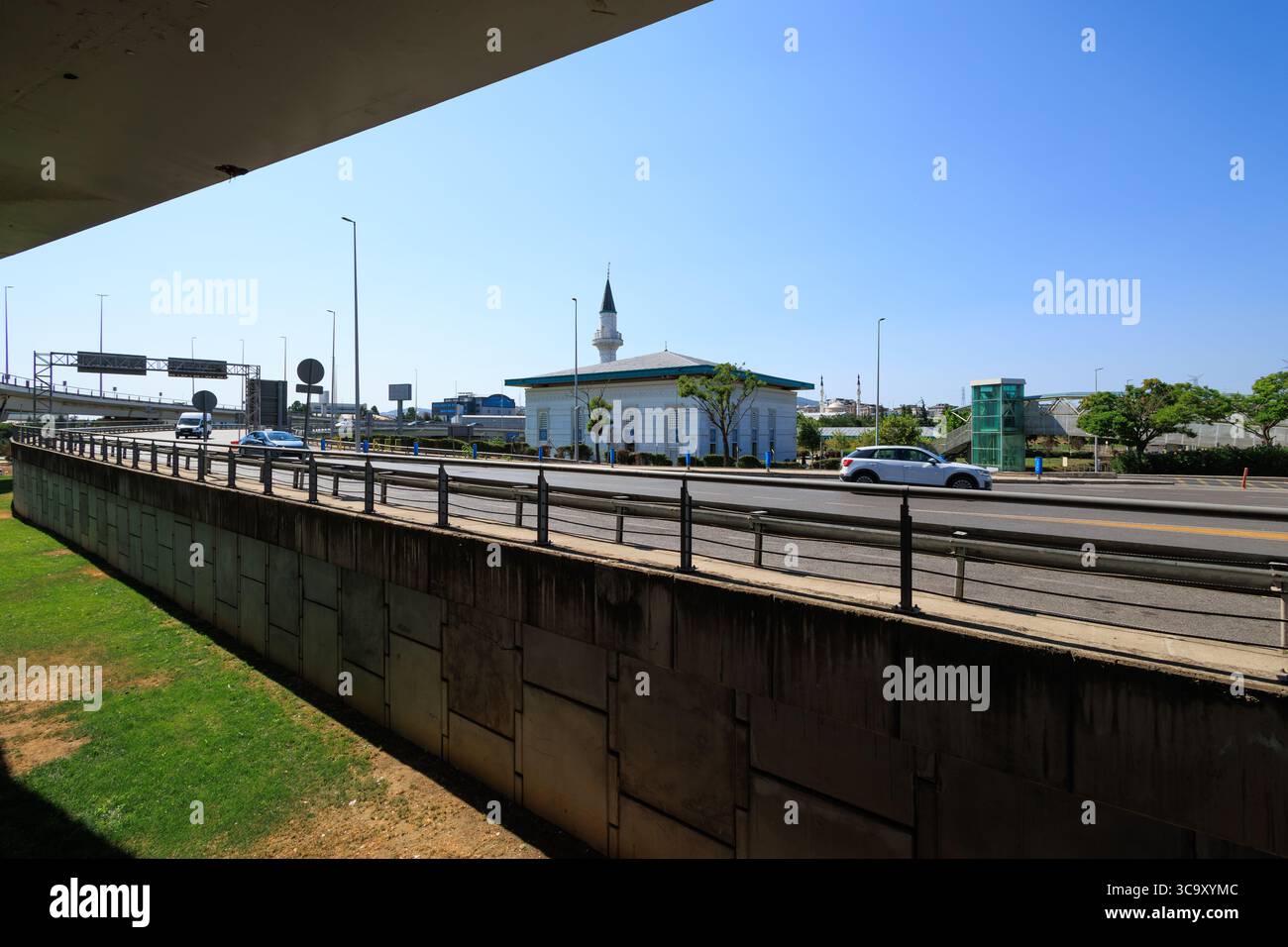 La vista sulla strada e le auto sono sullo sfondo blu del cielo, vicino all'aeroporto Sabiha Gokcen, stanbul Foto Stock