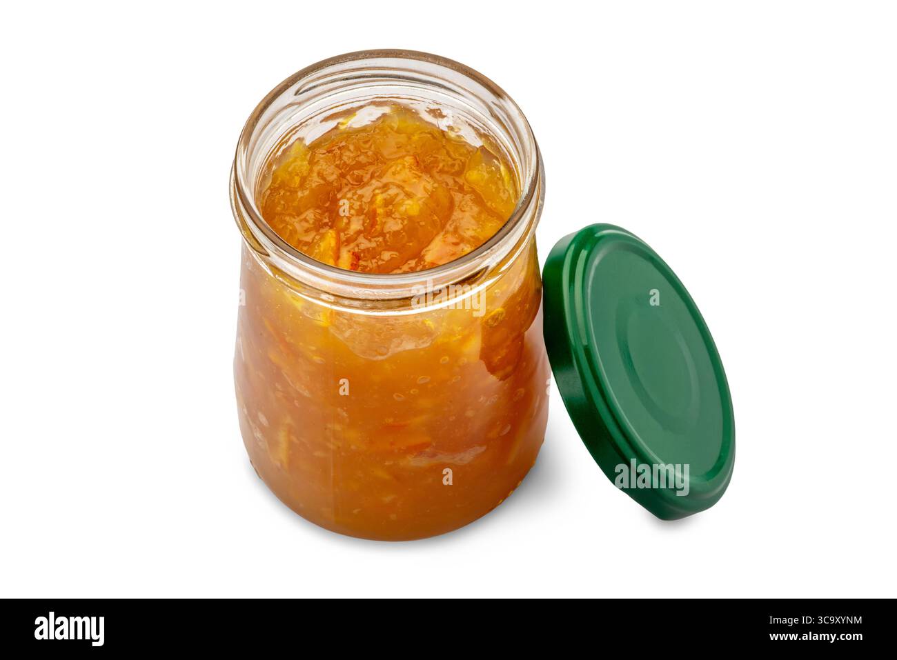 Marmellata d'arancia in un vaso di vetro aperto con coperchio verde isolato su bianco con percorso di ritaglio incluso Foto Stock