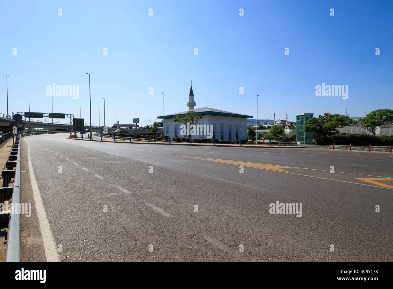 Una strada e una moschea in una giornata di sole, stanbul Foto Stock