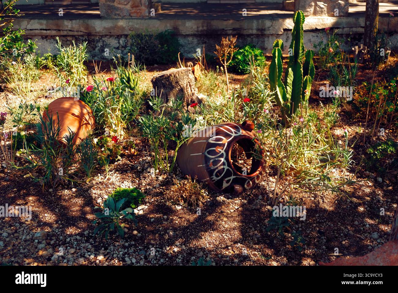 Ceramiche greche e piante che decorano il giardino del Monastero del Profeta Elia, Santorini, Grecia Foto Stock
