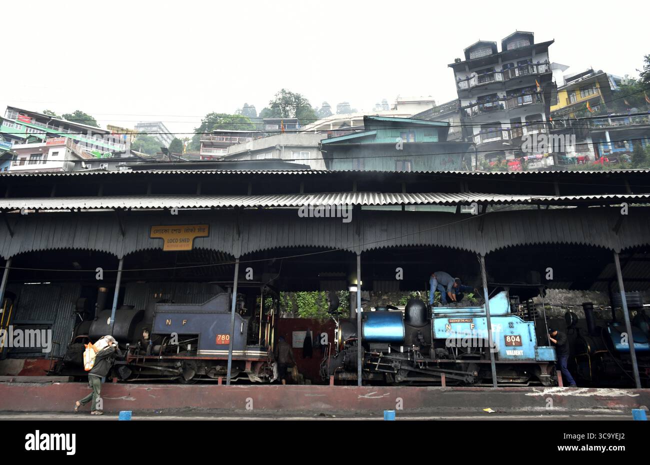 Un motore di Darjeeling Toy Train è stato riparato in un locale capannone a Darjeeling, in India. Foto Stock